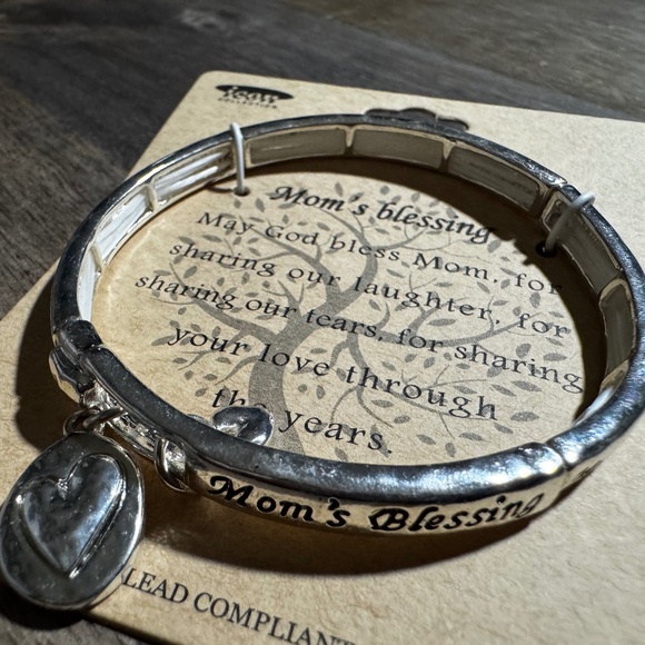 NWT- Mom's Blessing Silver Colored Bracelet. Gift For Daughter - Picture 1 of 2